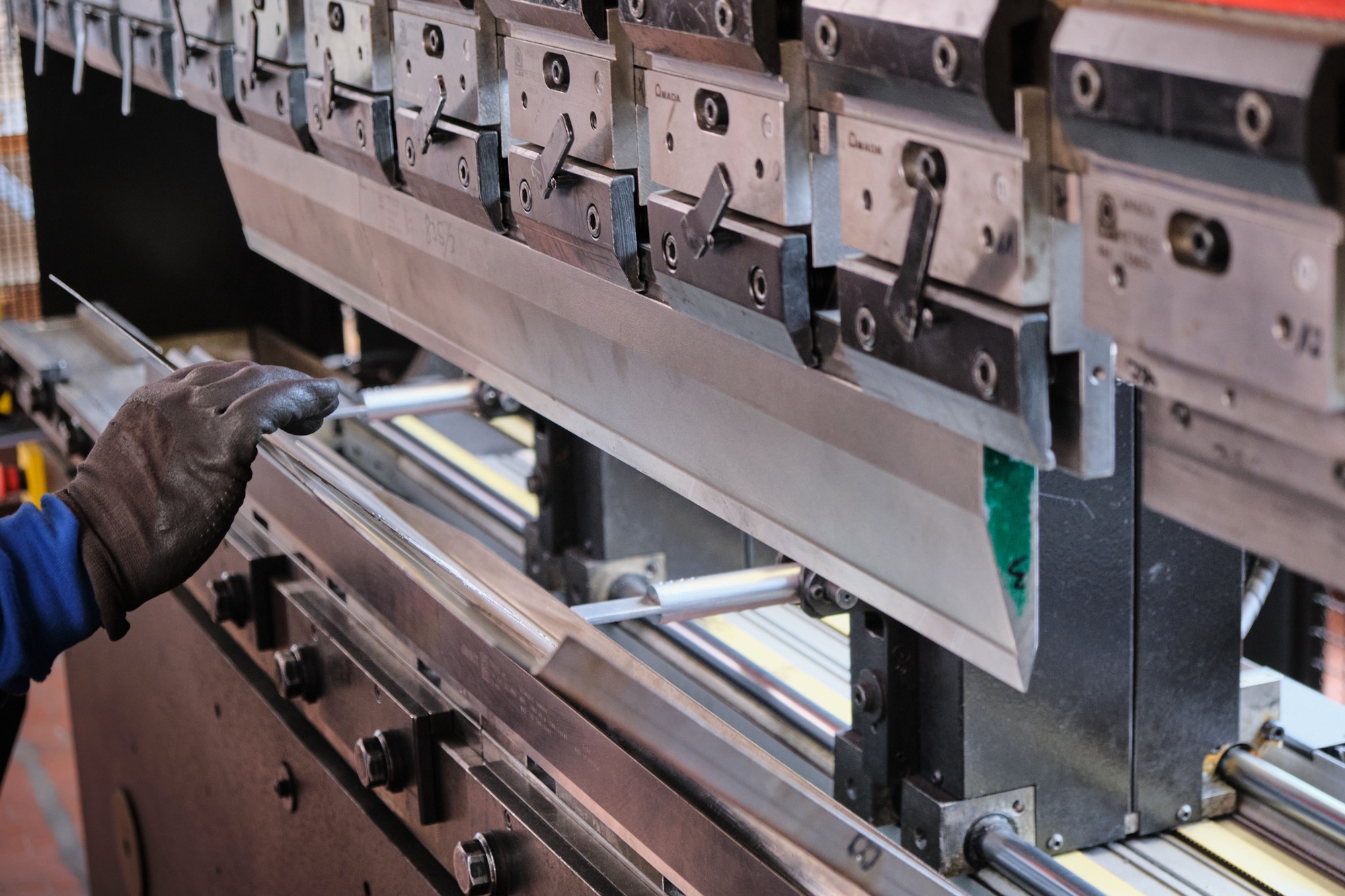 Abkant Büküm Sac büküm HL METAL Çelik Sanayi Closeup shot of the hydraulic press brake