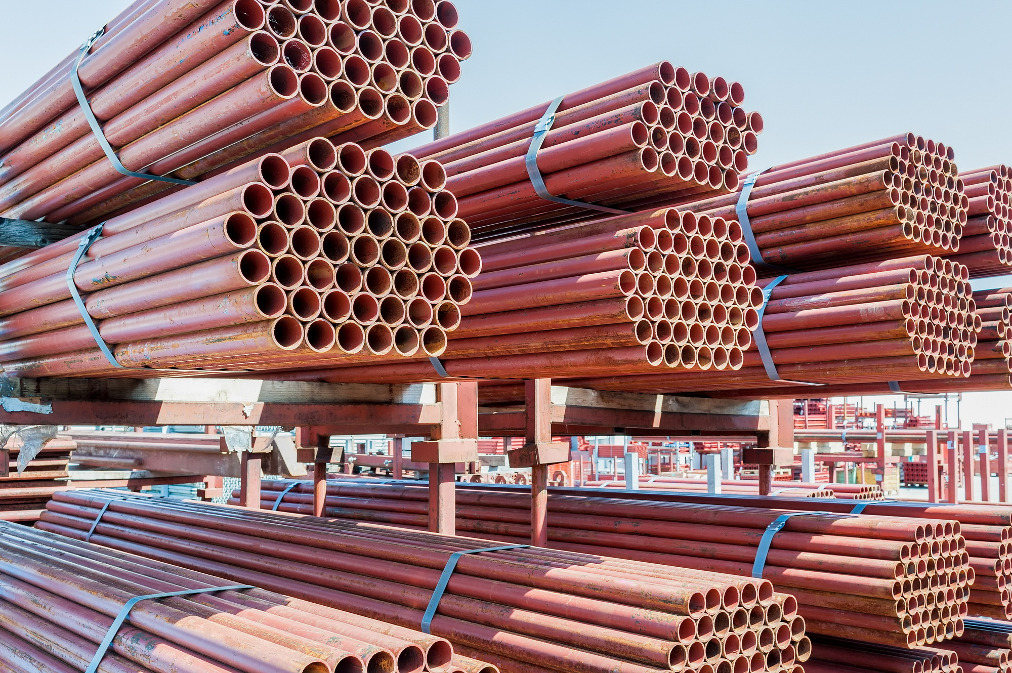 Antipas Boyalı borular HL Metal Demir Çelik Sanayi Stack of steel pipes for scaffolding in stock.