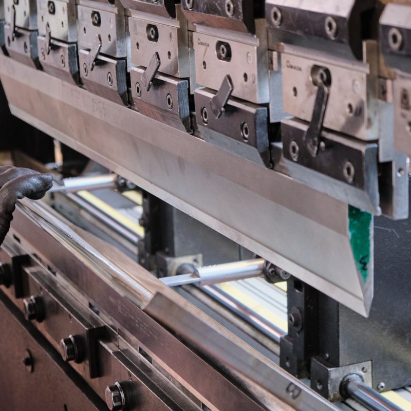 Abkant Büküm Sac büküm HL METAL Çelik Sanayi Closeup shot of the hydraulic press brake