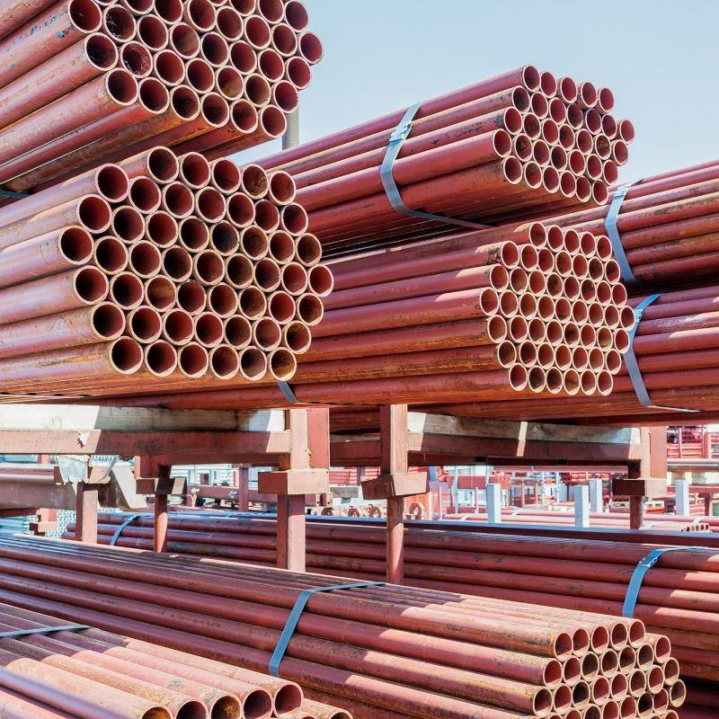 Antipas Boyalı borular HL Metal Demir Çelik Sanayi Stack of steel pipes for scaffolding in stock.